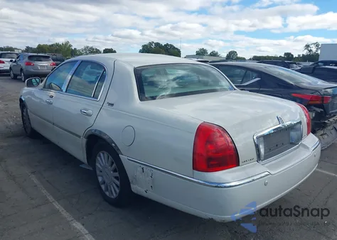 2005 Lincoln Town Car Signature Limited из США, поврежденный, VIN 1LNHM82W15Y610162